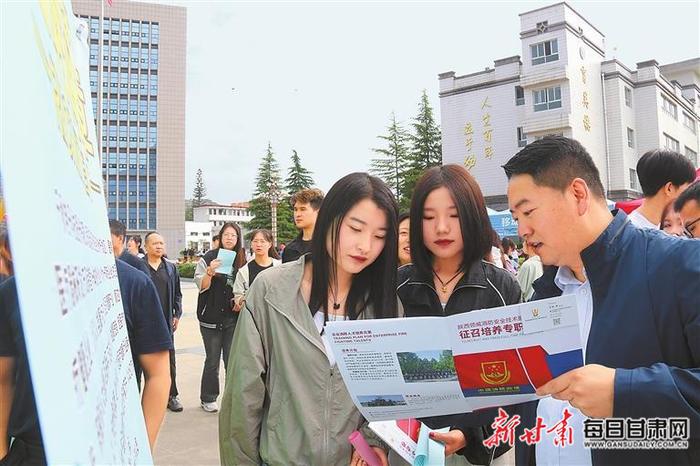 【图片新闻】陇南市2023年高校毕业生就业双选会举办