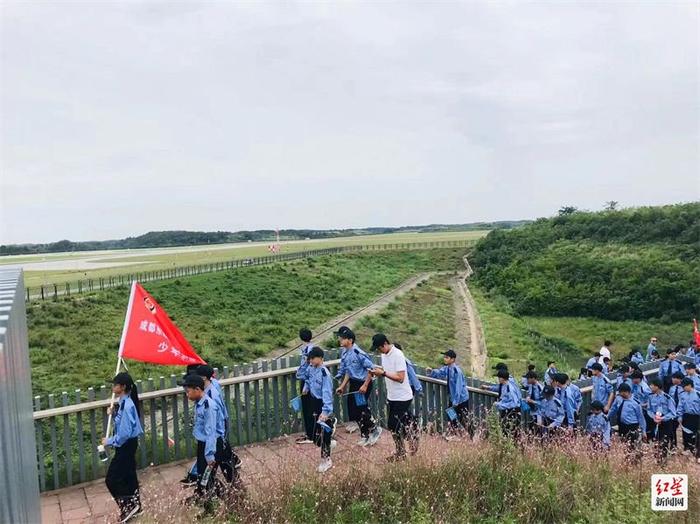 “六一”儿童节 天府国际机场来了净空宣传“小使者”