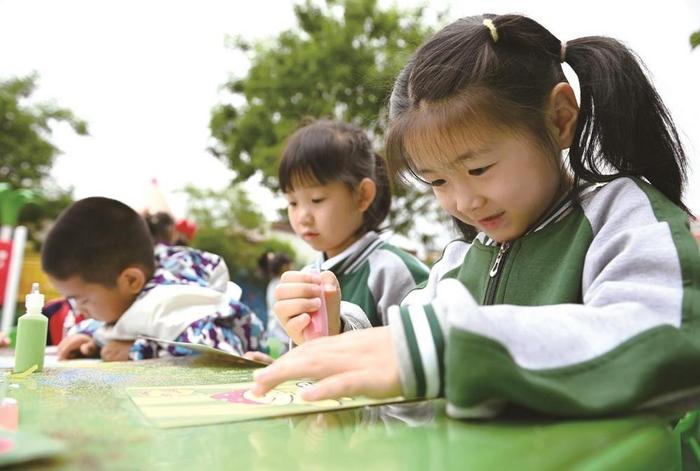 邯山区第三幼儿园小朋友们开展彩绘童年迎“六一”主题活动