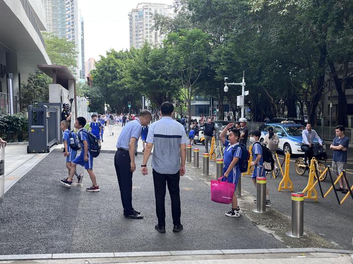 民呼我应｜学生提前到校无法进校园可能存在安全隐患 景龙小学：将继续优化上下学护学措施