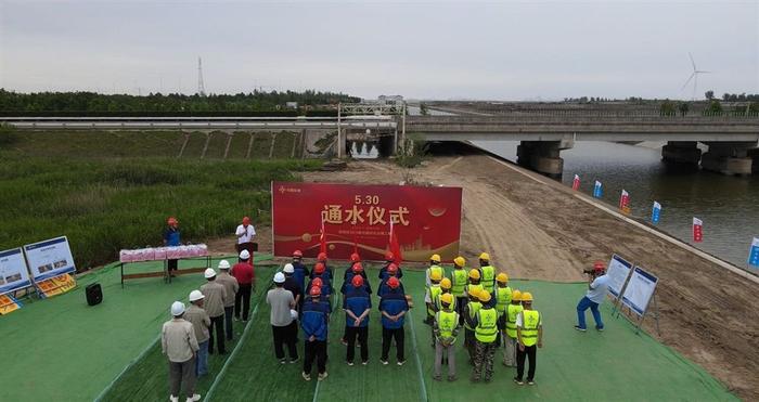 崇明区四滧港河道治理工程阶段性通水，兼顾防汛排涝与耕作灌溉需求