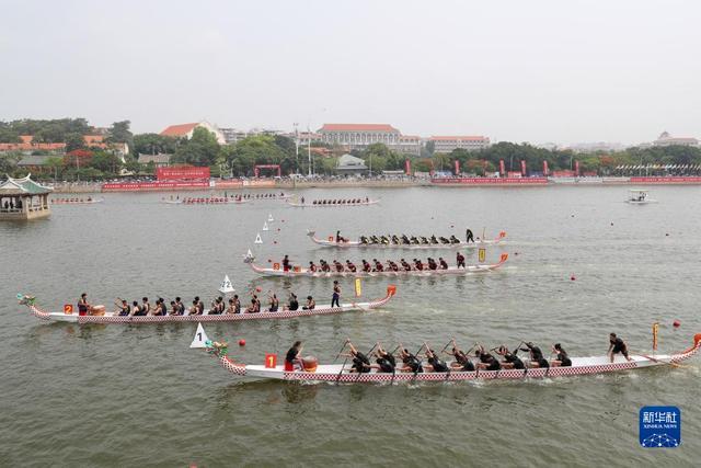 福建厦门：两岸一家过端午 百年学村赛龙舟