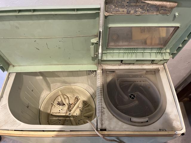 洗完衣服还得换个桶甩干，见过这种双桶洗衣机的人可能都不年轻了……丨旧物件小辰光