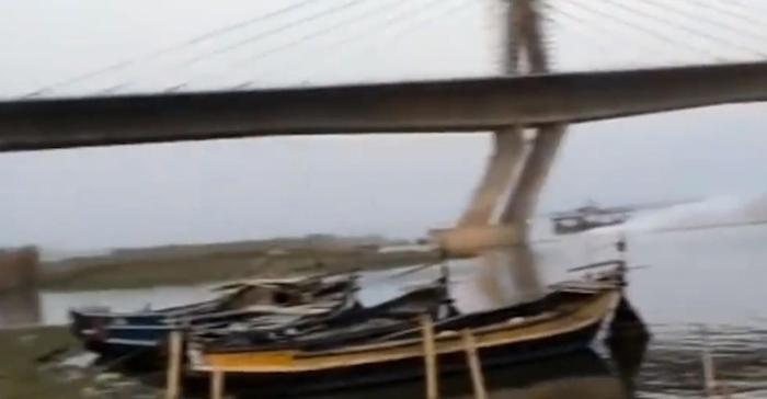 印度民众亲眼目睹，大桥坍塌砸向恒河！耗资171亿卢比，长3.1公里，去年已塌过一次……