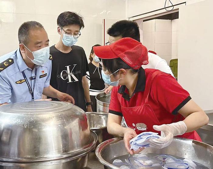 重庆市南岸区市场监管局积极开展考前学校食堂食品安全专项检查