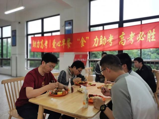 一举高“粽”、一马“苹”川……松江各高中食堂为高三学子花式送祝福