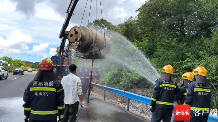 海南高速上一货车撞上围栏，致LNG动力罐脱落！危急时刻……