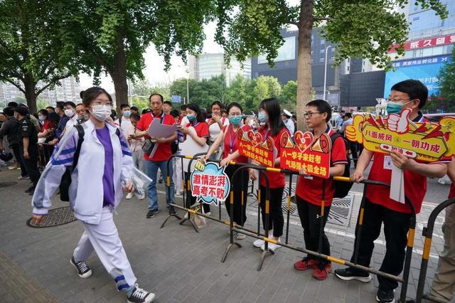 警探号丨直击北京高考：考点门前设置绿色通道 考生没带身份证经核验后可先进入考场