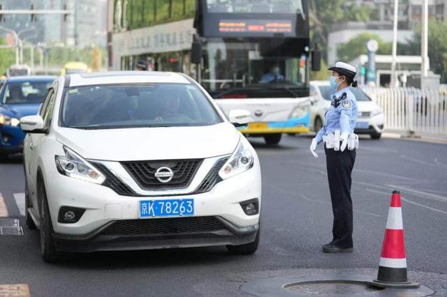 警探号丨直击北京高考：考点门前设置绿色通道 考生没带身份证经核验后可先进入考场