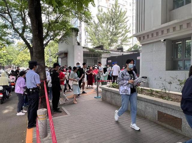 北京高考今天开考 汇文中学考点：考生8点整陆续进考点