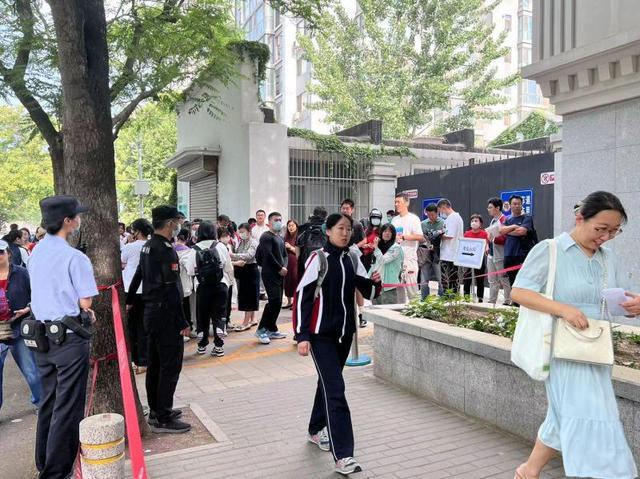 北京高考今天开考 汇文中学考点：考生8点整陆续进考点