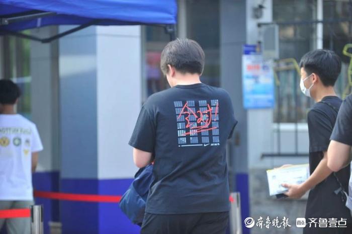 全对、金榜题名……家长和考生的衣服亮了，寓意美好