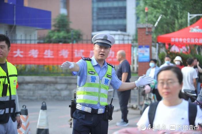 高考考场外，他们忙碌的身影只为考生顺利入场