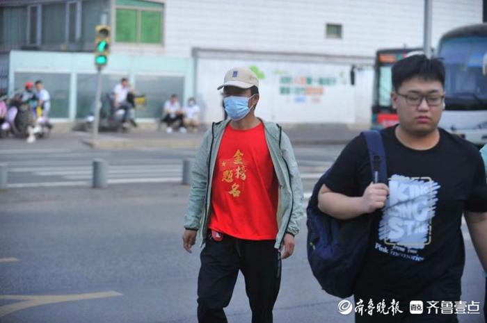 全对、金榜题名……家长和考生的衣服亮了，寓意美好