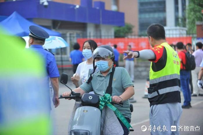 高考考场外，他们忙碌的身影只为考生顺利入场