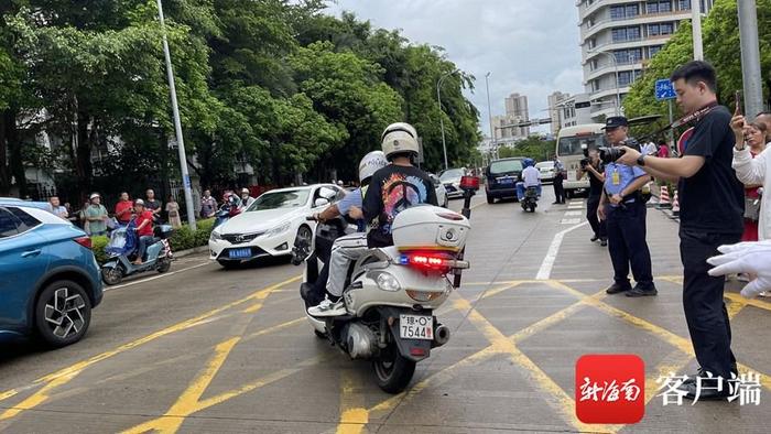 烈日暴雨下护考、紧急护送考生及时拿证补证……高考首日海口交警全面开启“护考”模式