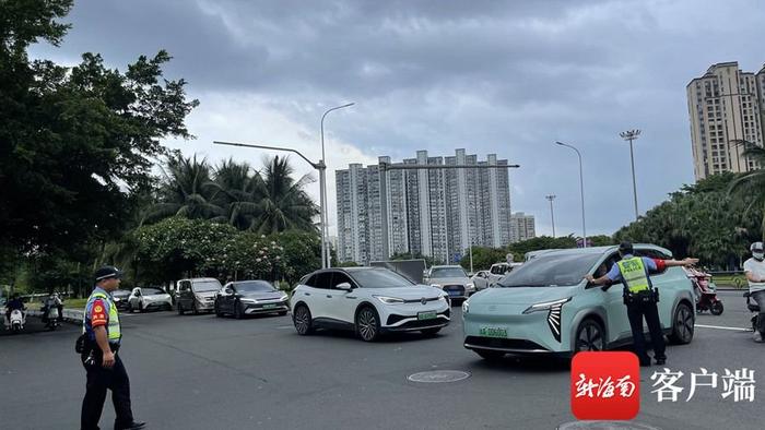 烈日暴雨下护考、紧急护送考生及时拿证补证……高考首日海口交警全面开启“护考”模式