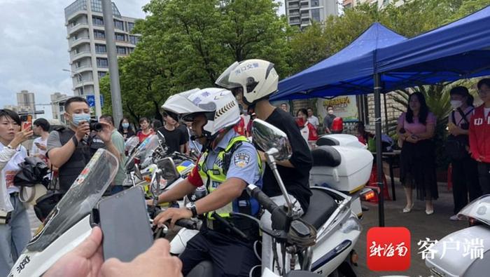 烈日暴雨下护考、紧急护送考生及时拿证补证……高考首日海口交警全面开启“护考”模式