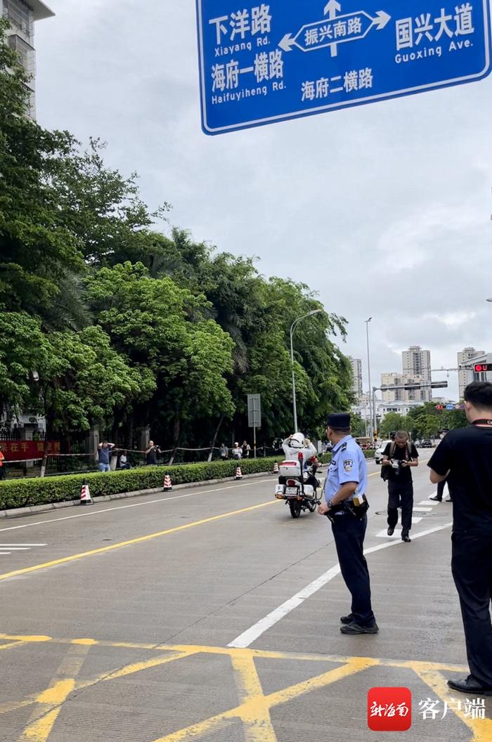 烈日暴雨下护考、紧急护送考生及时拿证补证……高考首日海口交警全面开启“护考”模式