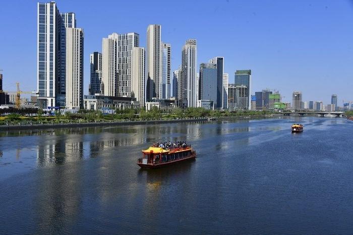 遊船駛過位於北京市通州區的運河商務區(2020年4月26日攝,無人機照片)。新華社發(常鳴 攝)