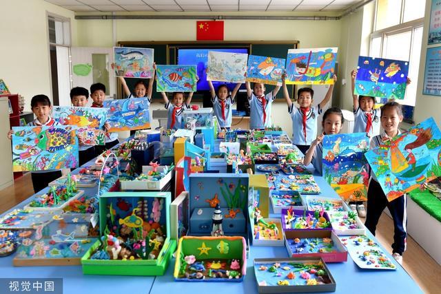 青岛：小学生绘画做手工迎世界海洋日