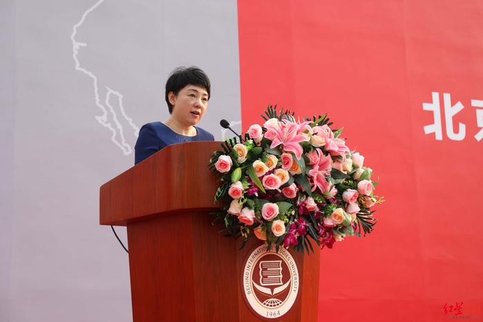 “伙同他人骗取巨额国有资产”，北京第二外国语学院原党委书记顾晓园被“双开”