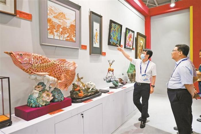 “大师精品不容错过” 百名中国工艺美术大师逾200件作品集中亮相14号馆