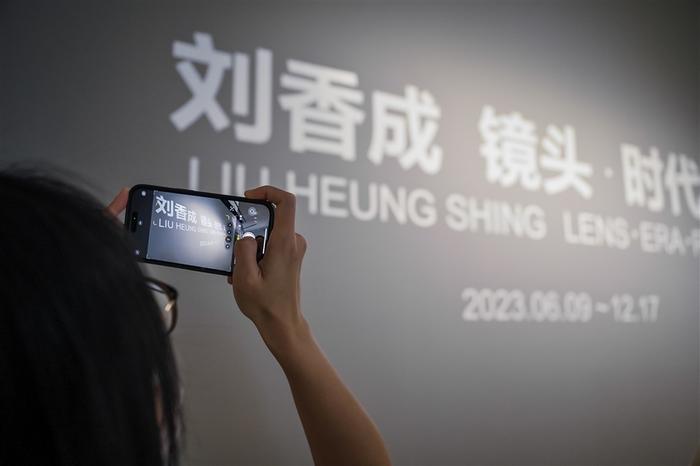 最早端着照相机记录中国的记者之一，刘香成回顾展在浦东美术馆开展