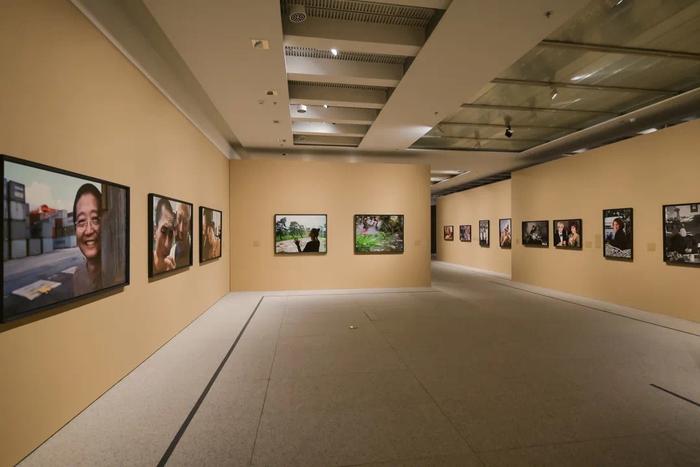 最早端着照相机记录中国的记者之一，刘香成回顾展在浦东美术馆开展
