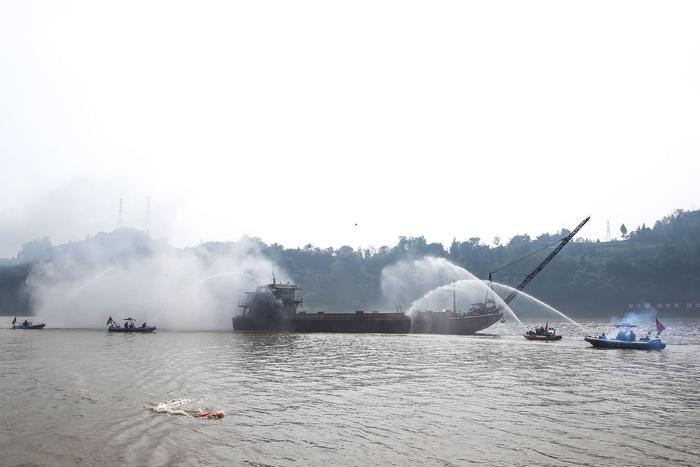 C视频丨落水车辆救援、油罐拦截……四川消防抗洪抢险拉动演练在广安举行
