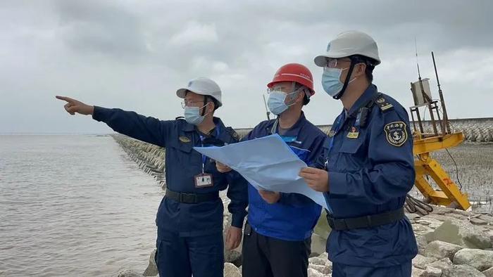 洋山港海事局靠前服务，助力上海市首个海洋生态修复工程二标段水上结构施工顺利完工