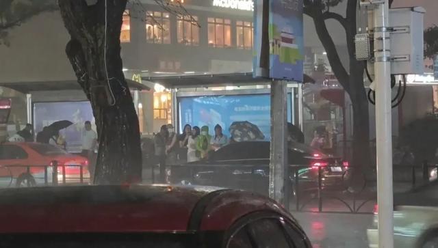 “大风橙”“暴雨蓝”“雷电黄”……今晚你那雨多大？