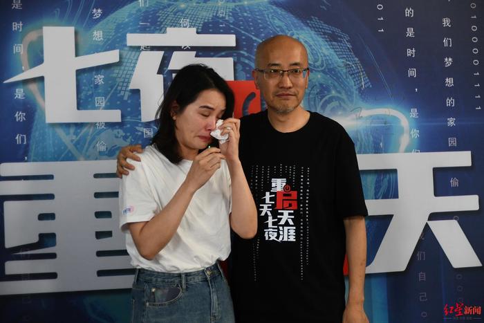 ↑直播间里,天涯前员工流泪