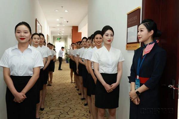 东航四川分公司在成都举行2023年空中乘务员、航空安全员招聘会