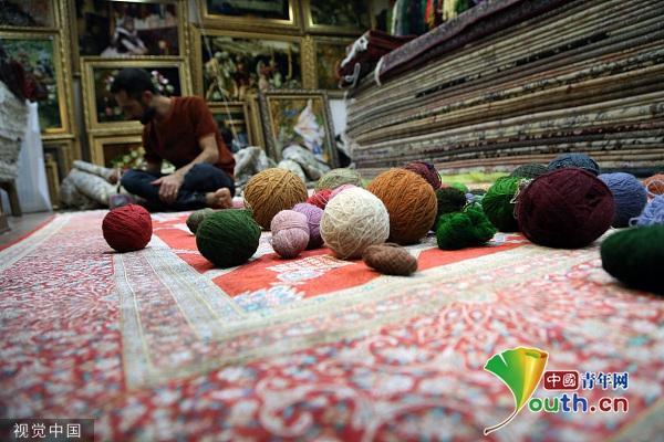 伊朗工人修复手工编织地毯
