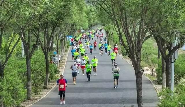 图/北京密云马拉松现场;来源/密云生态马拉松微信公众号 燃次元截图
