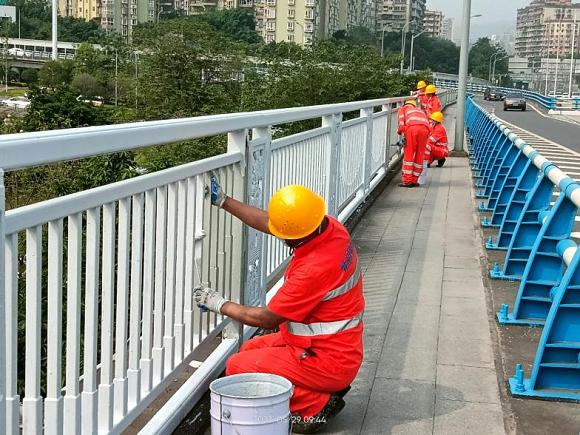 扮靓市政设施容貌 近3万米防撞护栏完成涂装