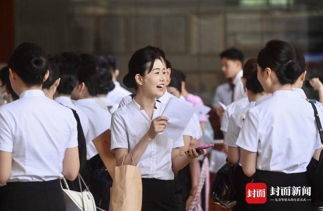 圆梦蓝天 近万名年轻人报名东航四川分公司空中乘务员、航空安全员招聘会｜图集