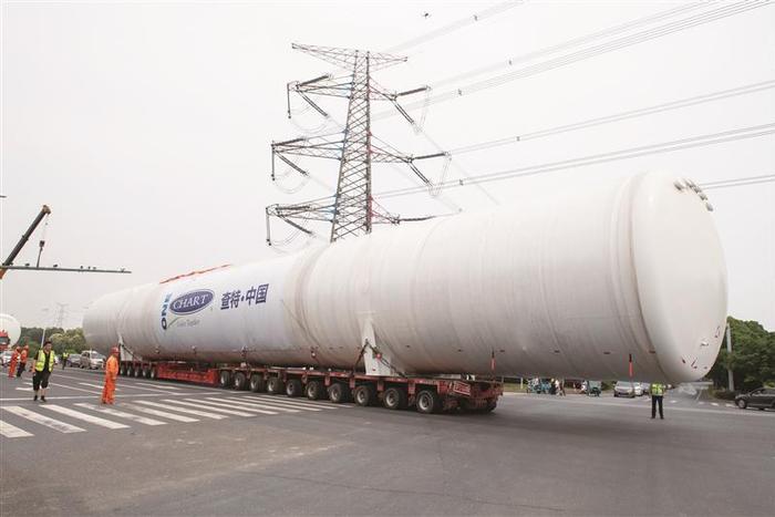 两个全球单体容积最大液氮低温储罐成功抵达江阴5号码头装船