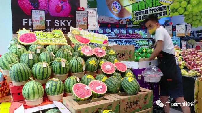 西瓜进入销售旺季，如何正确选瓜吃瓜→