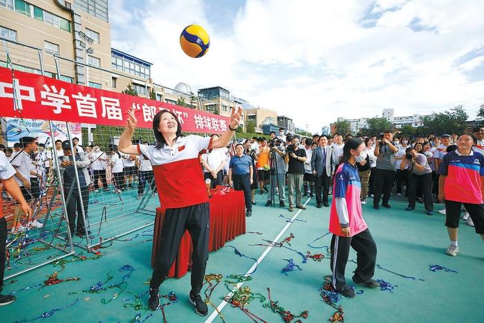 郎平为陈经纶中学首届“郎平杯”排球联赛开球。 本报记者 程功摄