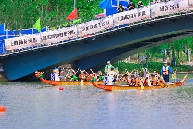 那场面，锣鼓喧天，旌旗招展！