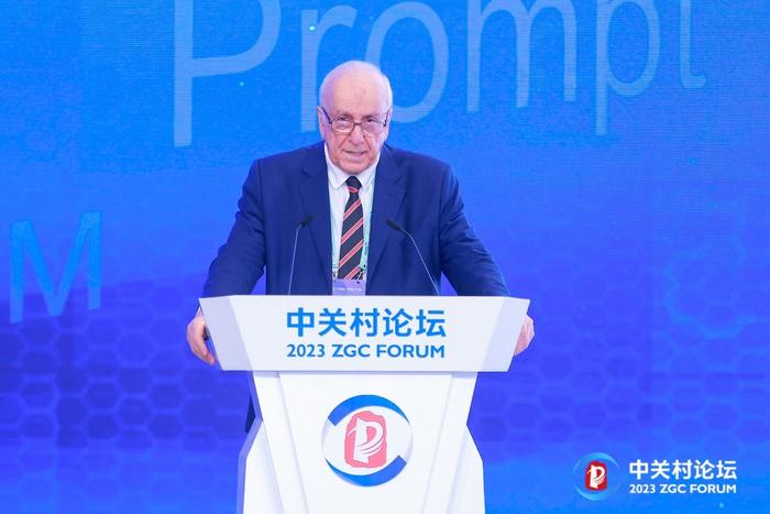 格鲁吉亚国家科学院院长格奥尔基发表主题演讲