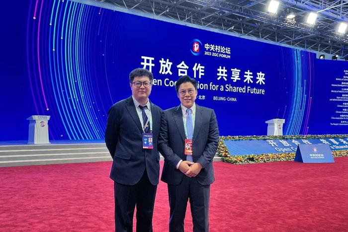 沈寓实博士和霍启刚主席出席全体会议