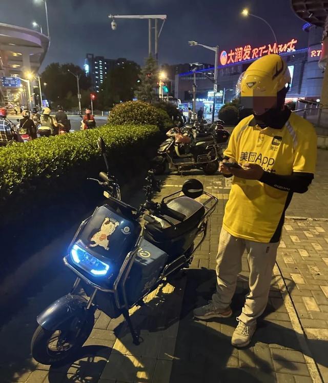 上海交警持续严查快递、外卖电动自行车交通违法，这9起违法行为被曝光