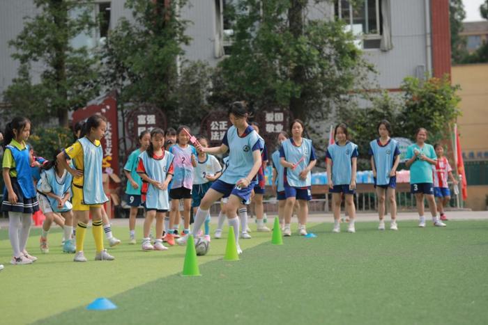 快乐足球 点燃梦想 女足活力玫瑰课堂在隆昌市黄家镇中心学校顺利举行