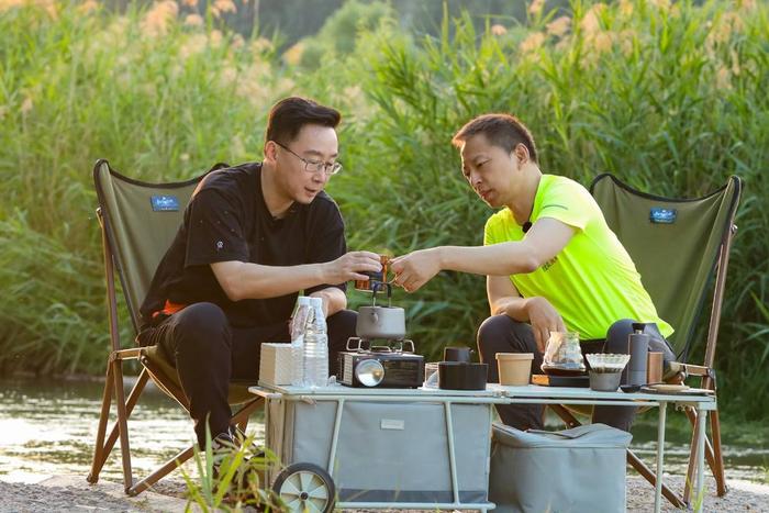 张朝阳对话陆川：科技实现了很多科幻电影中的场景，ChatGPT第一个冲击最大的是内容创作｜封面天天见