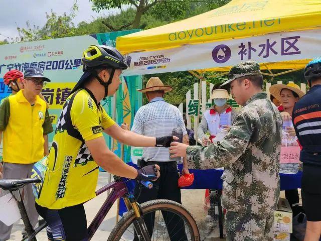 广东省广宁县迷彩身影守护骑行路