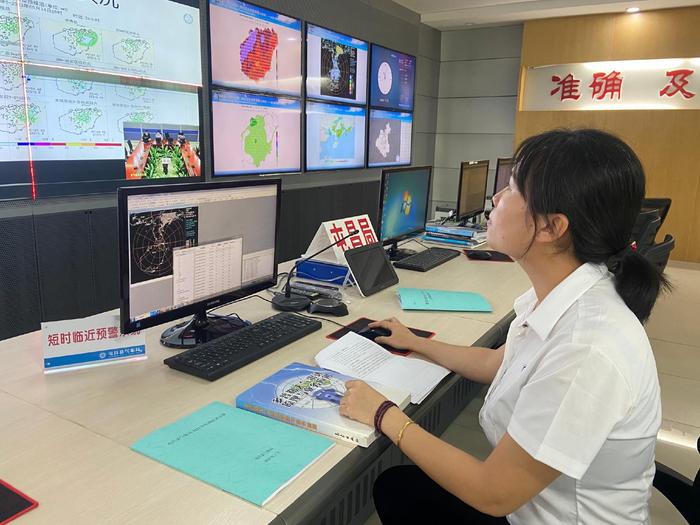 2023年度“最美屯昌人”｜屯昌“最美气象人”邹晶萍：与风雨竞速 为减灾服务