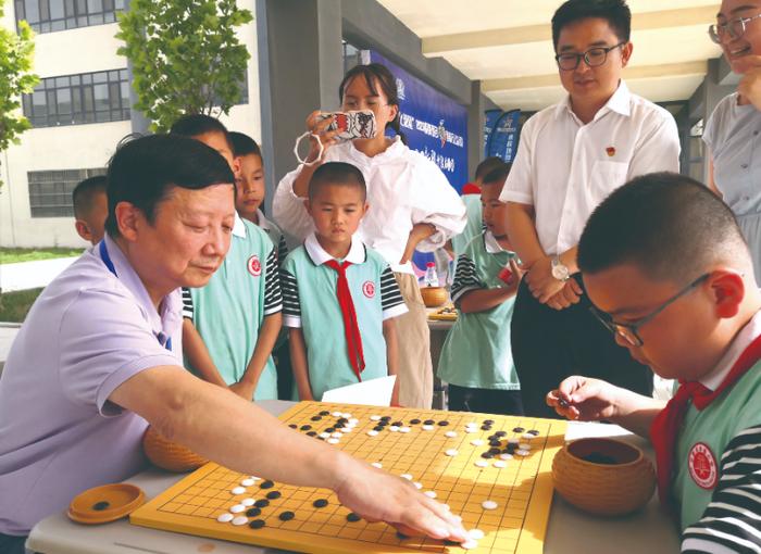 棋牌项目西部行新疆站走进小学校园 将生动的体育故事讲给孩子们听